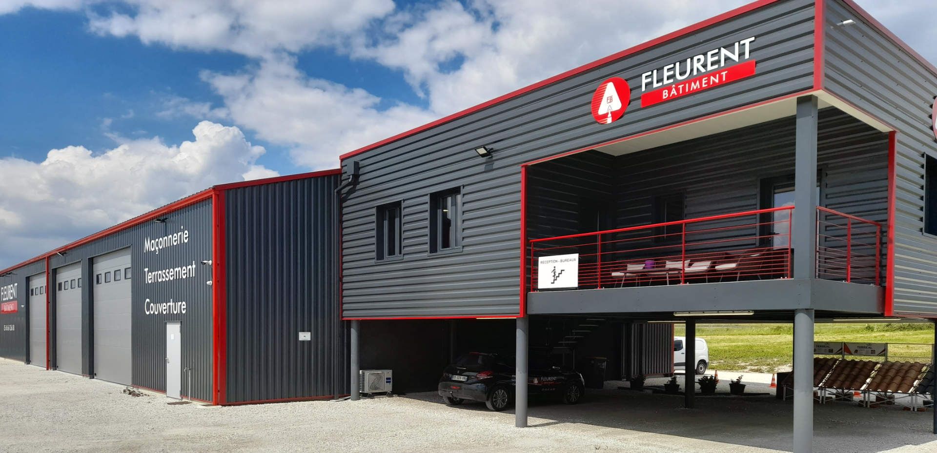 Locaux de Fleurent Bâtiment, bardage gris anthracite et rouge, dans la zone Porte Sud Charente à Jurignac